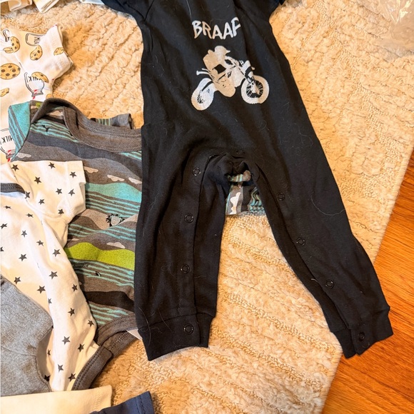 Mixed Clothing Bundle - Picture 8 of 11